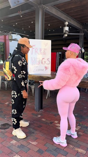 He wanna hug from a bad bih!!!!!!!!!! 🤭😂😭🗽 @Sexyy Red #sexyred | free hugs