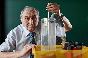 L'invention une mini turbine hydrolienne à vortex qui utilise l'aspiration naturelle de l'eau pour produire de l'énergie