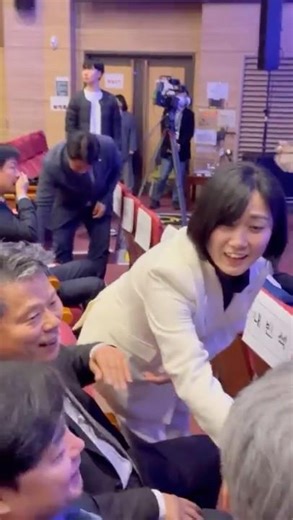 발랄한 백전 백승아 의원 인사는 가까이서하는것! #shorts #백승아 의원 #한준호 의원 #의정보고회 #인사 #백전백승아 tv