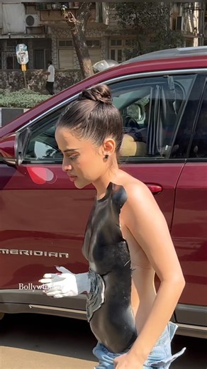 Urfi Javed Wears Black Outfit today Snapped In Mumbai Khar . #urfijaved #bollywindow #actress #fashion | Filmykiida