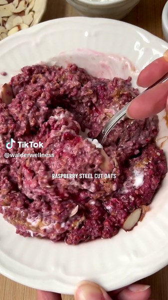 Raspberry Steel Cut Oatmeal: A Hearty Breakfast Recipe
