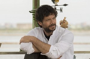 Il molo rosso 2: cast, puntate e anticipazioni della serie tv con Alvaro Morte su Rai2