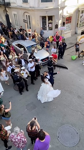 Weddings in the French Quarter on a beautiful weekend…🤌🏻 ✨ A wedding party strolls down Royal street in the French Quarter. 📹 | @isabellejacopin #FollowYourNOLA #Neworleans #showmeyournola #nolaCulture #riverbeatsnola #FrenchQuarterNOLA #frenchquarter | River Beats New Orleans