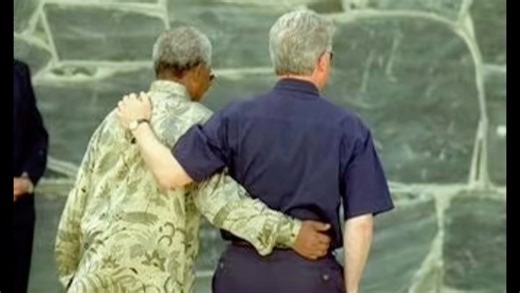 和曼德拉183cm身高对比，克林顿50岁也有188cm，这还算是他中老年身高缩水了的身板儿，比尔克林顿20多岁时至少有190cm的身高。