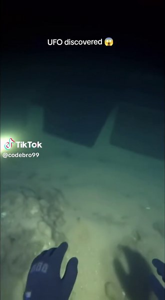 2 divers discover an unidentified artifact in the middle of the Bermuda triangle. #ufo #alien #ship #underwater #diver
