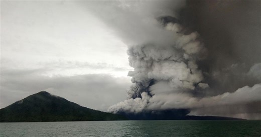Indonésie : le volcan Anak Krakatoa entre en éruption et émet un énorme nuage de cendres
