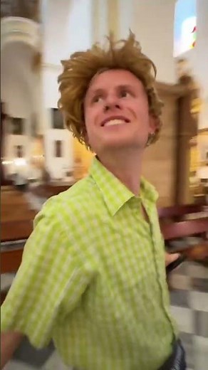 VADERS DIE OP VAKANTIE EEN KERK BEZOEKEN #humor