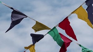 Des drapeaux colorés flottent dans le : vidéo de stock (100 % libre de droit) 3963504821 | Shutterstock