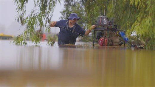 Flash floods have smashed northern Victoria, bringing six months’ worth of rain in a single day. As Melbourne endures muggy conditions, Mildura copped the brunt of the deluge, which could rot its wine industry. | 7NEWS Melbourne