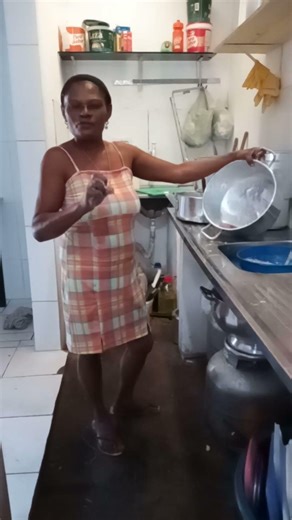 quanto eu tô #aqui sem trabalhar tô no# restaurante ajudando as #amigas