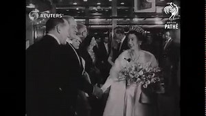 Vivien Leigh presents flowers to Queen Elizabeth II. The occasion was the premiere of "Richard III," with Laurence Olivier as the King, in 1955. Queen Elizabeth was accompanied by Prince Philip. #VivienLeigh #QueenElizabethII | Vivien Leigh