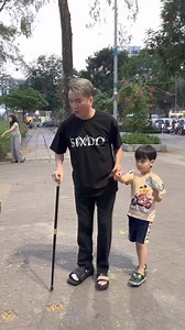 46K views · 515 reactions | ĐÀM VĨNH HƯNG TAY CẦM QUYỀN TRƯỢNG, GÂY BẤT NGỜ KHI MUA CÂY VIẾT BI HƠN 5 TRIỆU NHẰM GIÚP CÔ GÁI KH!ẾM TH! NGHỊ LỰC HƠN NGƯỜI. | Sạp Tin Showbiz | Facebook