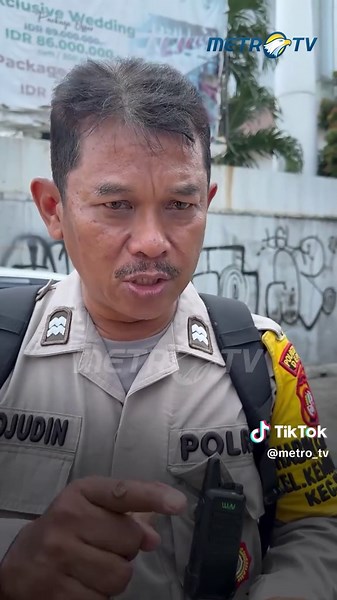 Pernyataan dari Pak Rojudin selaku Babin Kamtibnas Beji yang melalukan patroli di Ruko World Coin. Dalam sehari masyarakat yang datang bisa mencapai kisaran 500 orang. Untuk ruko World Coin sudah beroperasi sejak 3 bulan lalu dan baru tutup di Hari Minggu, 4 Mei 2025. Namun masih banyak masyarakat yang datang untuk scan retina mata dengan imbalan Rp. 200.000 sampai Rp 800.000. #tiktokmetrotv #beritatiktok #beritaviral #viral #fyp #2025 #worldai #worldcoin