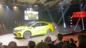 Der ŠKODA ENYAQ Coupé RS iV ist das Lieblingsauto der Schweiz 🥇 Der sportliche Elektro-SUV gewinnt die Trophäe «Schweizer Auto des Jahres 2023» in der Publikumswahl. Besonders erfreulich: Auf dem 2. Platz landet der Audi Q4 Sportback e-tron, gefolgt vom VW ID. Buzz auf Platz 3. 🎉🏆 | AMAG