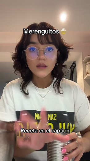 Yo era la que se comía todos los merenguitos en las fiestas familiares 🤭 Ingredientes: Aquafaba (líquido de los garbanzos) 2 cdtas vinagre blanco (o cremor tátaro / cream of tartar) 1 taza azúcar blanca Instrucciones: 1. En un bowl profundo, echa el aquafaba, vinagre y azúcar 2. Bate con una batidora a velocidad lenta por unos minutos, luego media y finalmente a velocidad rápida hasta llegar a la consistencia correcta 3. Debe estar espesa y, si volteas el bowl, no se debe caer 4. Pon a pre-cale