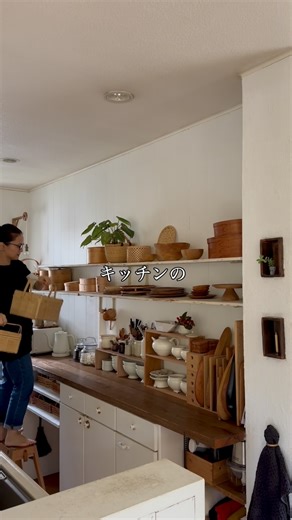 asami on Instagram: "ブーツ型からスリム型へ、レンジフードを交換しました。20年以上使っていた以前のものは、塗装も剥げ、劣化もかなりあり、取り替え作業も申し訳ないくらいでしたが、慣れた様子で効率よく作業されていて、説明も丁寧にしてくださり、安心してお任せできました。 3時間ほどで新しい換気扇が取り付けられて、 キッチンの雰囲気が、がらりと変わりました✨ 明るくパワフルになったのに、音は静かになったように感じます＾＾ ・・・・・・・・・・・・・・・・・・・・・・ その他の投稿はこちら @asamiiimasa このアカウントでは おいしいものや暮らしのことを発信しています ・・・・・・・・・・・・・・・・・・・・・・ 掃除チャンネルとの共同投稿 #PR#富士工業#フジオーショップ#COULAH#カウラ"