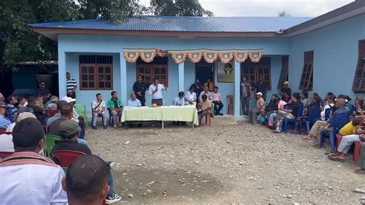 DÍLI, 02 Marsu 2026: Ekipa konjunta ne'ebé lidera hosi 𝐒𝐞𝐤𝐫𝐞𝐭á𝐫𝐢𝐮 𝐄𝐬𝐭𝐚𝐝𝐮 𝐀𝐬𝐮𝐧𝐭𝐮 𝐓𝐨𝐩𝐨𝐧𝐢𝐦𝐢𝐚 𝐧𝐨 𝐎𝐫𝐠𝐚𝐧𝐢𝐳𝐚𝐬𝐚𝐮𝐧 𝐔𝐫𝐛𝐚𝐧𝐚 (𝐒𝐄𝐀𝐓𝐎𝐔), 𝐆𝐞𝐫𝐦𝐚𝐧𝐨 𝐒𝐚𝐧𝐭𝐚 𝐁𝐫𝐢𝐭𝐞𝐬 𝐃𝐢𝐚𝐬, hala'o diálogu hodi fahe informasaun ho komunidade afetadu kona-ba planu alargamentu estrada iha suku Camea hosi Terminal ba Fatuahi no iha suku Ailok, aldeia Culau, Postu Cristo-Rei, Munisípiu Dili. Planu alargamentu estrada ne’ebé Governu sei implementa iha á𝐫𝐞𝐚 𝐓𝐞