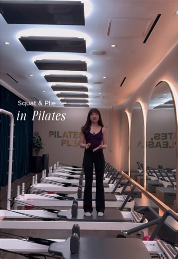 Squats vs plie in Pilates! 🪩 #pilatesinstructor #squat #plie #reformerpilates #pilatestiktok #pilates #pilatesgirl