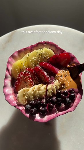 Delicious Acai Smoothie Bowl Recipe with Frozen Mango and Blueberries