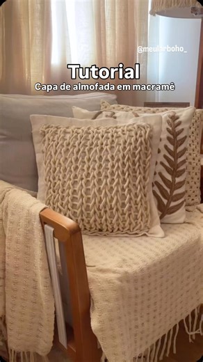 Fernanda Viana on Instagram: "Vamos fazer uma capa de almofada em macramê? Fica aqui que eu vou te ensinar! Materiais: 📌 Cordão New York 6mm da @abatextil 📌 Linha e agulha 📌 Alfinetes 📌Capa de almofada lisa. O passo a passo está no vídeo! A @abatextil é uma loja especializada em cordões, linhas e aviamentos! Eles enviam para todo o Brasil!🇧🇷 Gostaram o resultado? Curti, comenta, compartilha e salva para fazer depois!!! 🤎🤍 . . . . . . . . . . . . #inspiracion #inspiração #inspiration #dic
