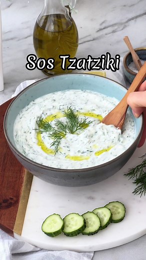 Am o ,,restanță” cu rețeta asta de când am postat frigăruile cu pui și legume 🫣 Sosul tzatziki e bun cam la orice preparat care necesită un sos fresh, dar să știți că poate fi și un dip în care să băgați un colț de pită sau lipie crocantă. ✅ INGREDIENTE • 400 gr. iaurt grecesc 2% • 2 castraveți mici • jumătate de legătură de mărar • 2-3 căței de usturoi • zeama de la jumătate de lămâie • 1 lingură de ulei de măsline • sare și piper după gust ✅ PREPARARE 1. Spală castraveții și taie-i în jumătat