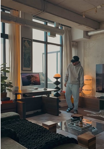 [Ad] The new living room desk setup 👌🏼🙂‍↕️ Check out the Vernal 🔗 in my bio, Thanksgiving surprises are on the way! #desksetup