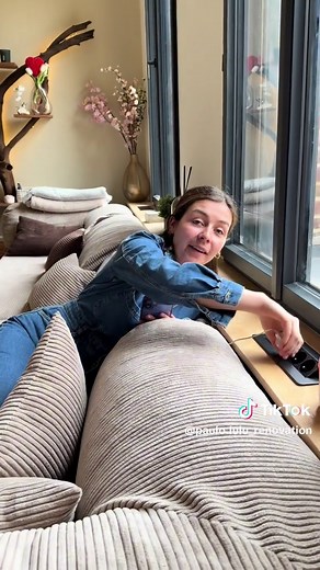 Créez une tablette pratique derrière votre canapé