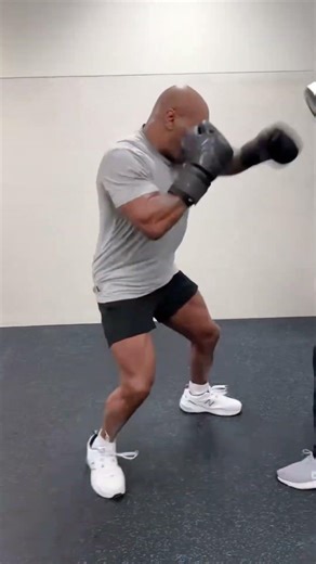 Mike Tyson UNLEASHES Savage Power In Intense Training Session #boxingnews #boxing #mma #miketyson #f