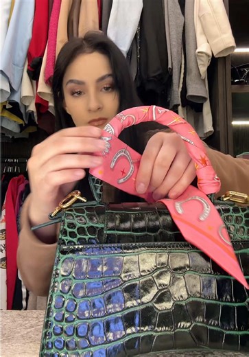 Como pongo el twilly en mis bolsas? Aquí les dejo el tutorial #tutorial #paodalay #viralllllll #paratiiiiiiiiiiiiiiiiiiiiiiiiiiiiiii #fyp