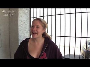 Dziewczyna przed swoją pierwszą przygodą w glory hole