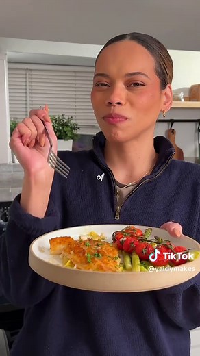 🐟 One-Pan Baked Cod 🍋🍅 #healthydinner Ingredients: 3 large fresh cod fillets (1.8 lb) 1/2 tsp paprika 1/4 tsp garlic powder 1/8 tsp onion powder A few cracks of fresh black peppercorns 1 tsp sea salt 1 bunch of asparagus 1 pack of cherry tomatoes 2 small yellow squash, thinly sliced 2 tbsp extra virgin olive oil Salted butter (for drizzling) Freshly chopped parsley Instructions: 1. Preheat the oven to 400°F. 2. On the bottom of a baking pan, arrange a layer of the thinly sliced yellow squash.