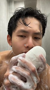 Blue’s secret to staying amoy-gwapo all day: The #BeloMen Whitening Body Bar! 💪🏼 Aside from an irresistible masculine scent – this soap also has whitening actives to even out your skin tone, and jojoba crystalline scrubs for smooth, nourished skin. ✨ Perfect for that effortlessly gwapo vibe! 💙 | Belo Essentials