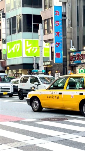 🚨六本木交差点パトロール！青色灯港区パトカーが街を守る Roppongi Patrol in Tokyo Japan #Shorts