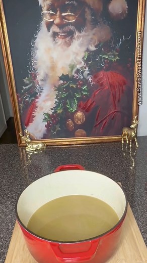 As promised in my previous video, here’s my homemade chicken stock recipe. I realize this can be an extra step that you might want to avoid, however the flavor has so much more depth than store bought stock. #comfortfood #food #recipes #chickenrecipes #chickensoup #soup #ChickenStock #Thanksgiving #fallflavors #soupseason #souprecipe | Savion Johnson | Facebook