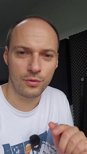 Wracamy do mikrokontrolerów bez wbudowanego flasha. Ktoś mnie zapytał: skoro kod siedzi w zewnętrznym flashu, to czy nie da się po prostu zgrać binarki i sklonować urządzenia? Na ESP8266 to było banalne, ale nowe układy grają w innej lidze. Szyfrowanie on-the-fly między MCU a flashem sprawia, że surowy dump pamięci już nie wystarcza, a klucz ląduje tam, gdzie powinien. Nowsze STM32 i świeższe ESP32 już to ogarniają, dlatego powtarzam: bierz najnowszy mikrokontroler. A jeśli szukasz, którą rodzin