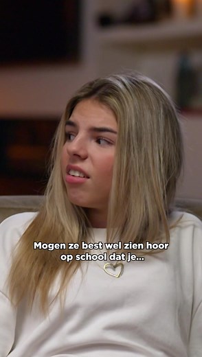 Innerlijke strijd: een knuffel willen vs cool blijven🧸😎 #reality #andyenmelisa #andyvandermeijde Andy en Melisa geven een rauwe inkijk in hun turbulente leven, een bestaan dat wordt gedomineerd door hun kinderen. Dochters Lily en Roxy zijn uitgegroeid tot echte pubers die geen blad voor de mond nemen en zoon Nino schuift alle goedbedoelde opvoeding opzij. Hij droomt van een carrière als DJ, maar ligt vooral in bed. De laatste aflevering van Andy & Melisa stream je nu!