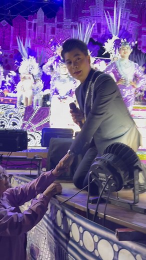 72K views · 2.9K reactions | มาให้กำลังใจลูก ถืกบังคับขึ้นเวที เกรียงไกรอีสานศิลป์ | วีระพงษ์ วงศ์ศิลป์ ศิลปินภูไท | Facebook