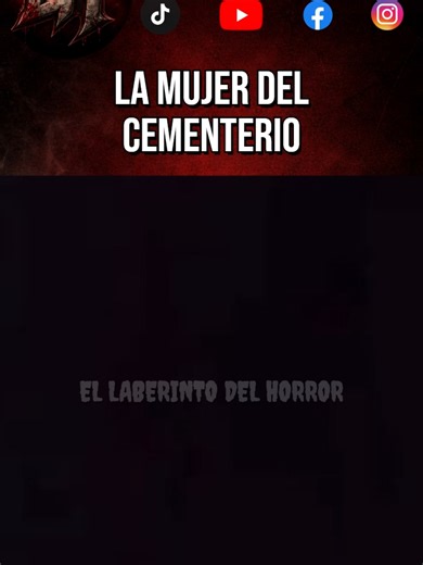 😨 Policía Encontró a una Mujer Extraña Cerca del Cementerio Este video fue grabado en Tucumán, Argentina, a las afueras de un cementerio durante la madrugada. Vecinos llamaron a la policía porque había una mujer con un aspecto muy extraño caminando sola. Los policías intentan hablarle… pero no responde, no reacciona, no dice nada. 👁️ Uno de los oficiales intenta acercarse, pero se nota que le tiene miedo. La mujer finalmente se va caminando por caminos de tierra y desaparece. Ahora la duda es: