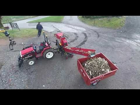 Remet CNC R150 Holzhacker im Einsatz mit Fiat Traktor