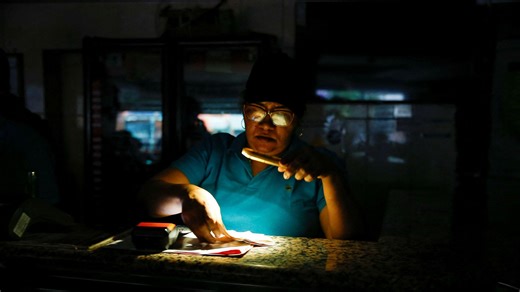 El 80% de Venezuela se queda sin electricidad y el Gobierno denuncia un sabotaje