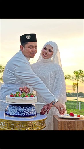 @CiCi 🦋 cutting cake moment.. Official decorator for CICI MARIPOSA #cici #khk #CICIKAHWIN #cicimariposa