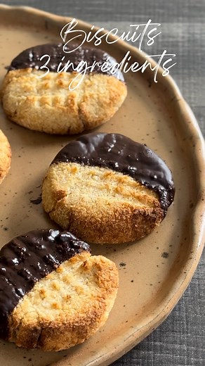 Belqis Valsan on Instagram: "Biscuits 3 ingrédients/ 2 versions (sans sucre/gluten) Enregistre la recette pour la retrouver plus facilement et abonne toi pour d’autres goûters fait maison ! Pour une dizaine de biscuits : Pour la version compote : 150g de purée de pommes crue* 100g de noix de coco râpée Pour la version banane : 1 banane mûre écrasée 200g de poudre d’amande 60g de chocolat noir fondu Pour la version compote : Peler 150g de pomme et mixer pour former une purée (crue!) *Vous pouvez 