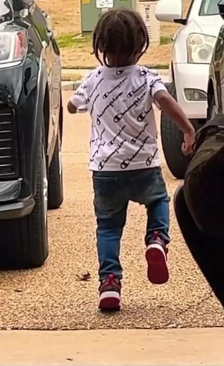 OUTTA DER…..🏃🏽‍♂️💨 #scary #prank #thanksgiving #family #funny #fyp