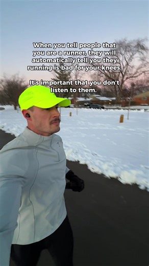 People love saying “running ruins your knees”… but the research says the opposite. 📌 Recreational runners have lower rates of knee osteoarthritis than non-runners (2017 meta-analysis, 125k participants). Here’s why running can actually support knee health: • Load builds stronger cartilage • Stronger quads   glutes = less joint stress • Runners usually carry less bodyweight → less long-term loading • Movement improves joint nutrition   fluid circulation And here’s the part I never talk about: I 