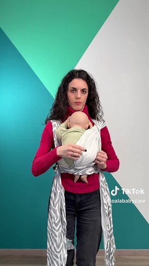 I primi periodi con un neonato, sono fatti di coccole e bisogno di sicurezza 🤍 Con Koala Cuddle Band 2 puoi scegliere la legatura più adatta al momento: 👶 Doppia Amaca per un sostegno più avvolgente durante i primissimi giorni di vita ✨ X semplice per la routine di tutti i giorni, quando il piccolino sarà già in grado di divaricare bene le sue anche 👉 Salva il reel per riguardarlo ogni volta che ti serve! #koalababycare #tutorial #koalacuddleband2 #babywearing #fasciaportabebe