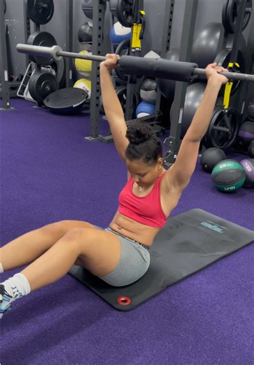 🔥 CORE BURNER FOR ATHLETES 🔥 Feet OFF the ground 🧠💪🏽 Exercise 1️⃣ 🏋🏽‍♂️ Barbell Sit-Up → Overhead Lockout • Feet off the floor • Full sit-up • Barbell fully extended overhead at the top • Go 10 reps or 10–30s • 2–3 sets Exercise 2️⃣ 🔥 Russian Twist HOLD → Front Press • Feet off ground • Hold barbell at chest level for 5–30s • Front press the bar • Control it back down • 5–10 reps • 2–3 sets • Last rep = hold overhead till failure 💀 WHY THIS HITS DIFFERENT 👇🏽 This builds: • Elite core 