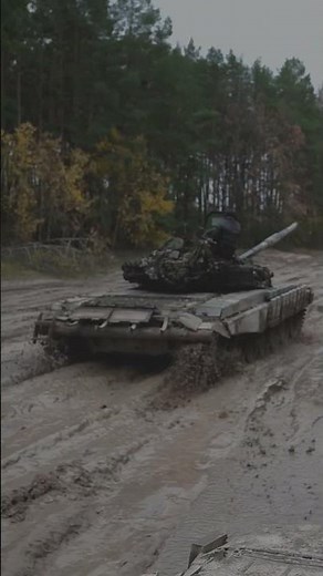 Танкісти їдуть по болоту #росія #війна #перемога #оборонаукраїни #military #new #history #shorts