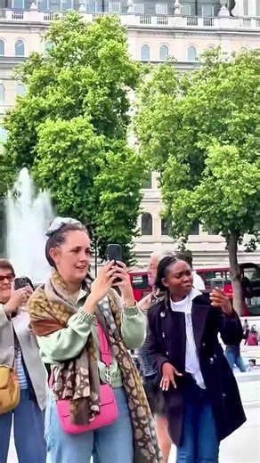 Their wondering faces. #silvermanstatueofficial #livingstatue