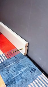 【ENVIE D’UN RÉSULTAT PRO ? OUBLIEZ LES TROUS ET CLOUS INESTHÉTIQUES !】 🔨🏠 Rien de pire que de passer du temps à poser des plinthes… pour ensuite voir des vis apparentes ou des têtes de clous rouillées. 😤 Faites-le bien du premier coup ! Grâce à ces clous à double tête intelligents, l’installation devient totalement invisible. Il suffit d’enfoncer la plinthe directement sur le clou — aucun trou visible, aucun rebouchage ! ✨ ✅ Gain de temps : oubliez la perceuse. Enfoncez-les directement dans l