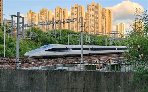 2023年8月5日，G2963（成都东站-香港西九龙站）深圳北站出站。本务成局成都段CRH380A-2665+2680。